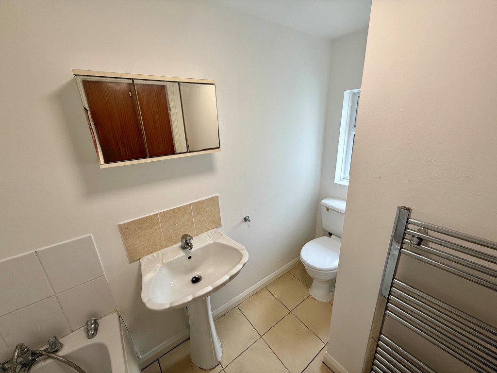 Lot: 112 - TWO-BEDROOM GROUND FLOOR FLAT WITH GARDEN - W.C.